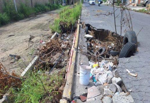 Socavón en fraccionamiento de Veracruz afecta a vecinos desde hace semanas