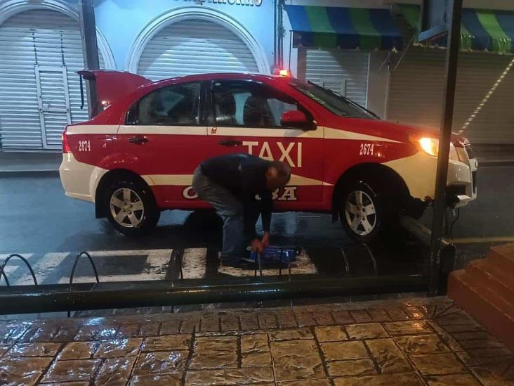 Taxi de Orizaba a alta velocidad se estrella en pleno centro