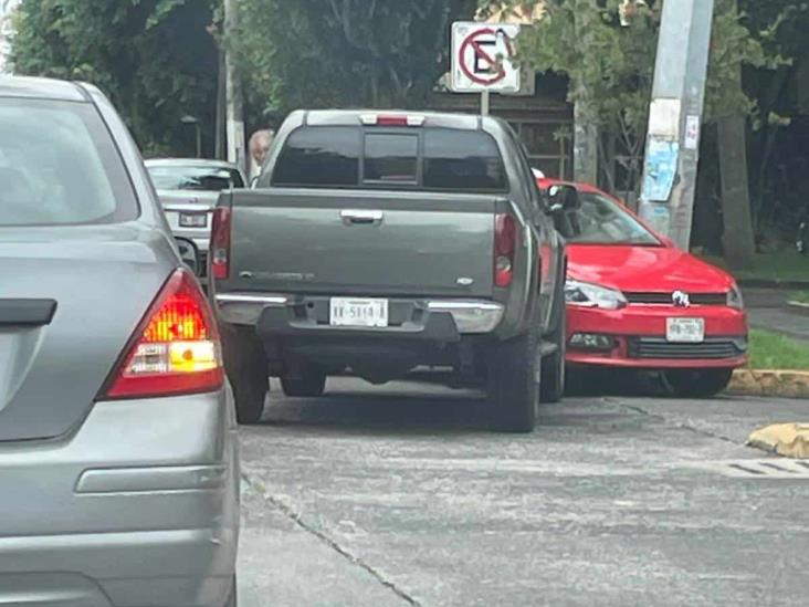 En Xalapa, chocan camioneta y automóvil en la avenida Orizaba y Palmas