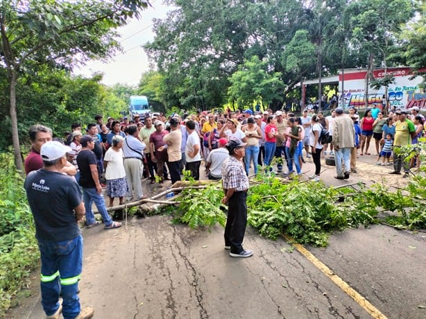 Bloquean carretera en San Andrés Tuxtla tras muerte de huesero Evaristo