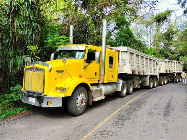 Bloquean carretera en San Andrés Tuxtla tras muerte de huesero Evaristo