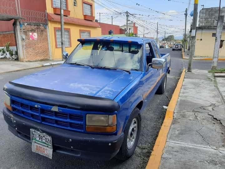 Delincuentes roban camioneta en colonia de Córdoba