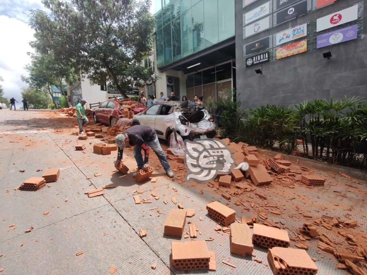 Camión con nova block se queda sin frenos en Xalapa y tira carga sobre autos