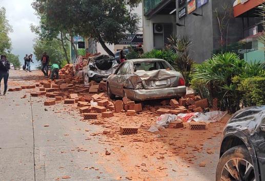 Camión con nova block se queda sin frenos en Xalapa y tira carga sobre autos
