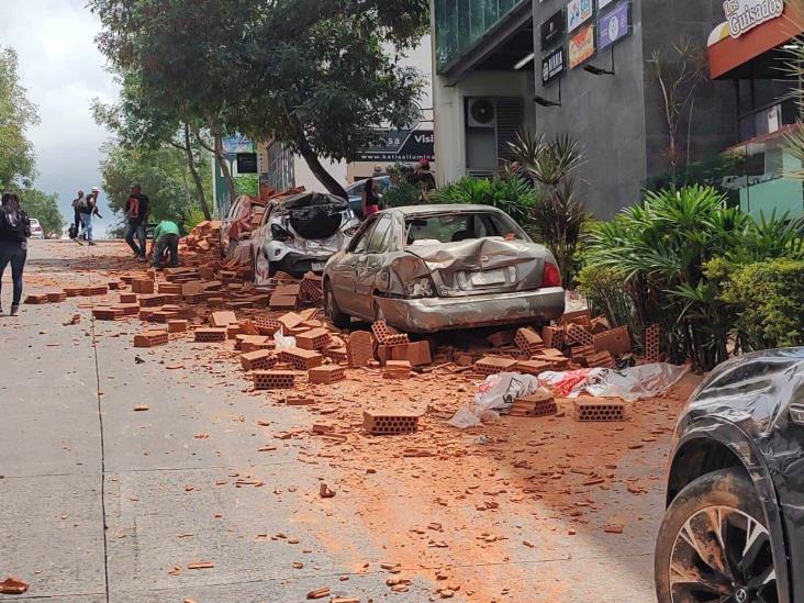 Camión con nova block se queda sin frenos en Xalapa y tira carga sobre autos