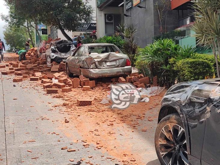 Camión con nova block se queda sin frenos en Xalapa y tira carga sobre autos