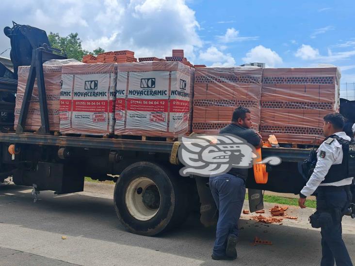 Camión con nova block se queda sin frenos en Xalapa y tira carga sobre autos