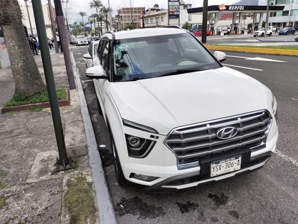 Camioneta arrasa con vagoneta y motos en Orizaba al intentar estacionarse