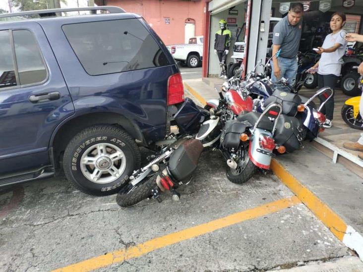 Camioneta arrasa con vagoneta y motos en Orizaba al intentar estacionarse