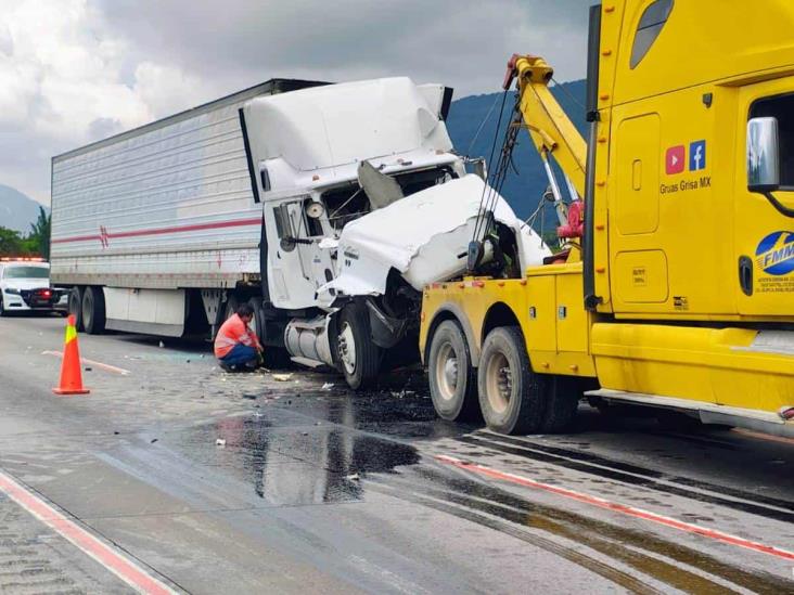 Tráiler sin frenos causa choque múltiple en la autopista Orizaba-Córdoba