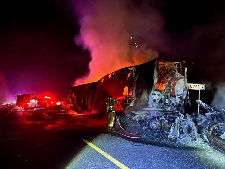 Incendio de tractocamión en la autopista Cardel-Poza Rica