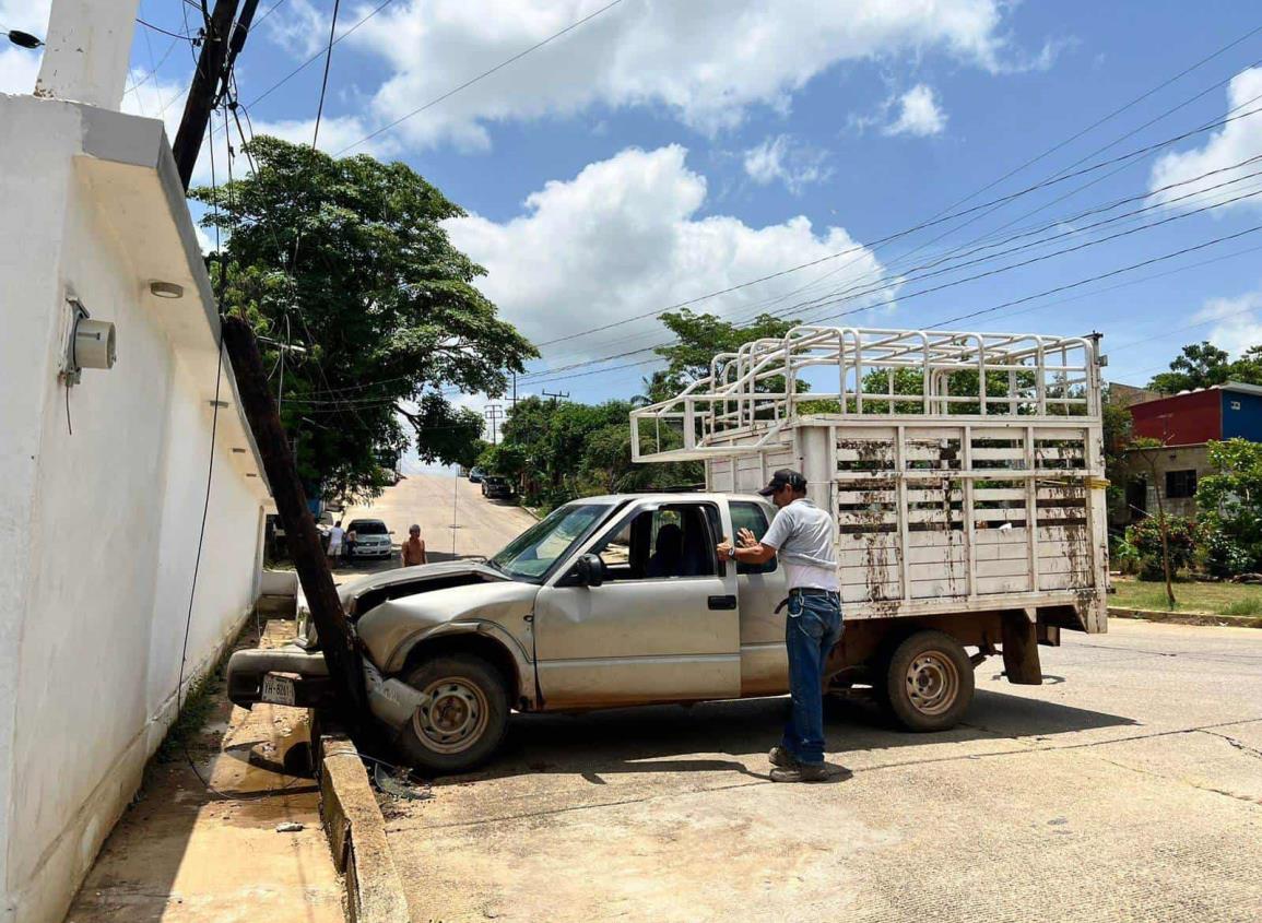 Se queda sin frenos e impacta contra poste de Telmex en Acayucan 