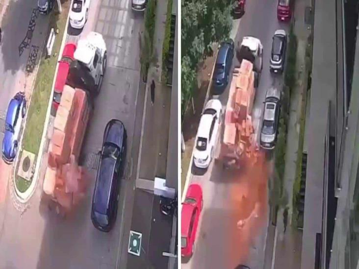 ¡Impactante! Así se vivió el momento en que un camión con ladrillos se queda sin frenos en Xalapa (+Video)