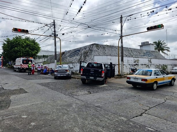 Chocan vehículos en la colonia Federal, en Córdoba