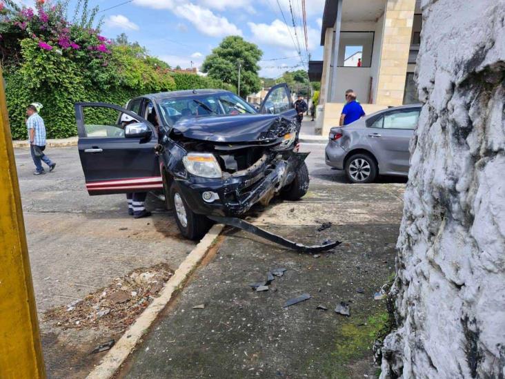 Chocan vehículos en la colonia Federal, en Córdoba