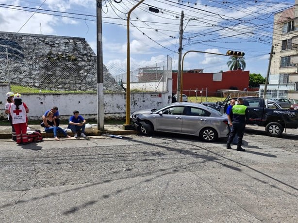 Chocan vehículos en la colonia Federal, en Córdoba