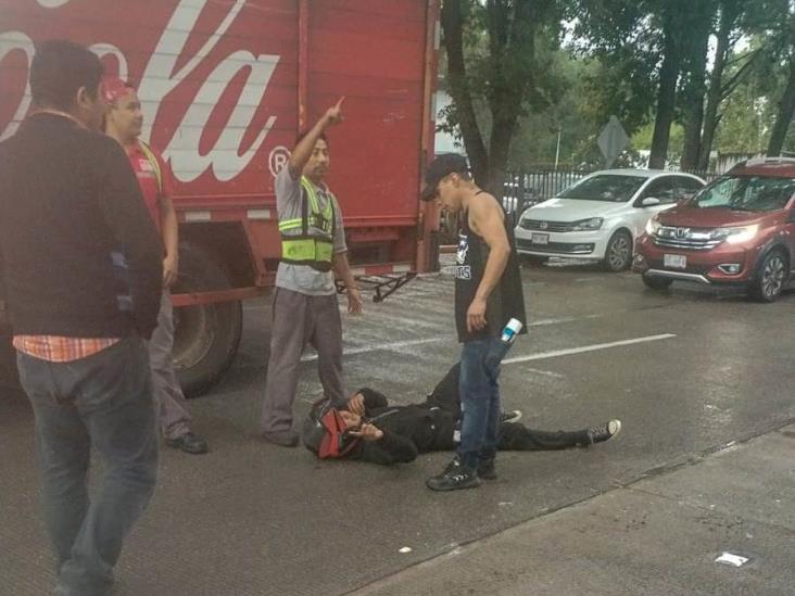 Motociclista es embestido en Xalapa por camioneta sobre Ruiz Cortines