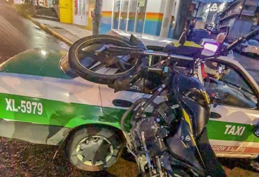 Motociclista choca en Xalapa contra taxi en avenida Chedraui Caram