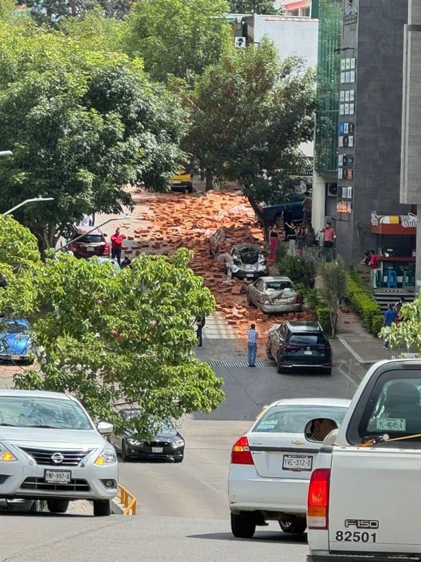 ¡Impactante! Así se vivió el momento en que un camión con ladrillos se queda sin frenos en Xalapa (+Video)