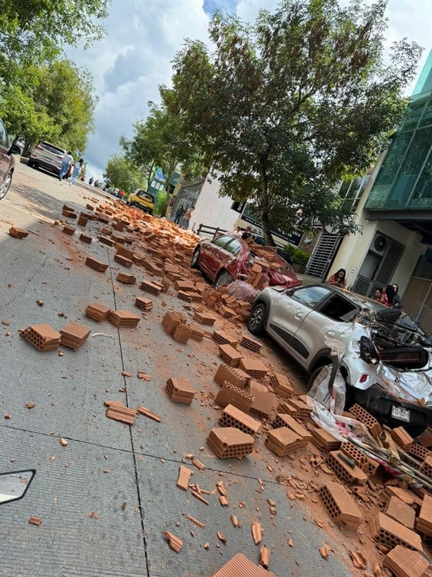 ¡Impactante! Así se vivió el momento en que un camión con ladrillos se queda sin frenos en Xalapa (+Video)