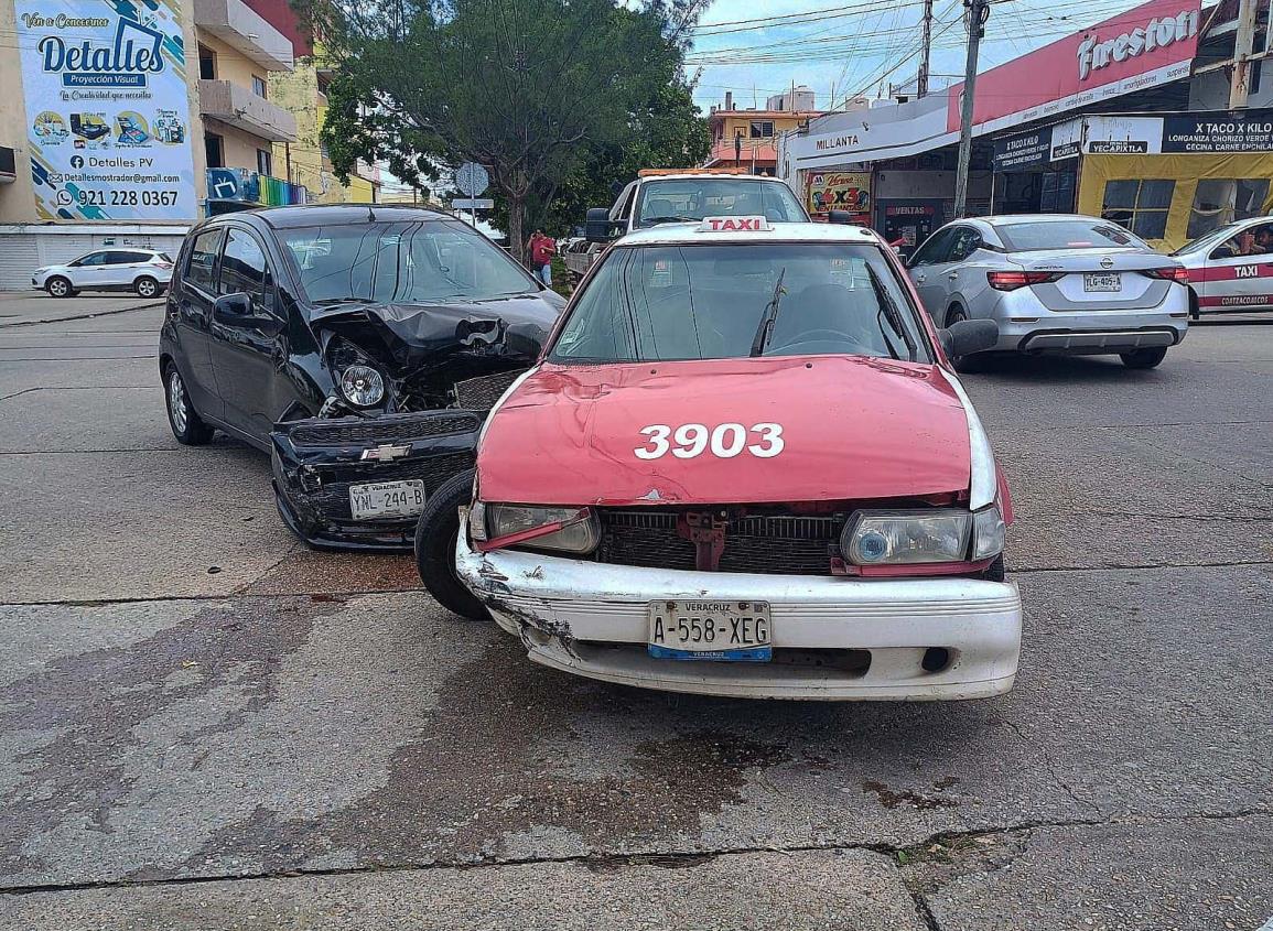 Fuerte choque cerca del mercado Morelos en Coatzacoalcos l VIDEO