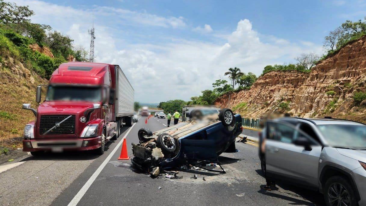 Madre e hijo heridos en accidente en autopista Acayucan-Isla