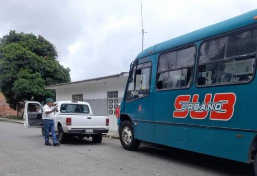 Autobús impacta y arrastra a camioneta en la colonia Modelo de Río Blanco