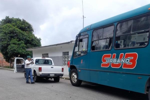 Autobús impacta y arrastra a camioneta en la colonia Modelo de Río Blanco