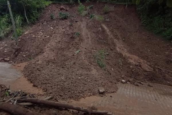 Por deslave, cierran la carretera que conecta La Ixhuatequilla y Potrerillo