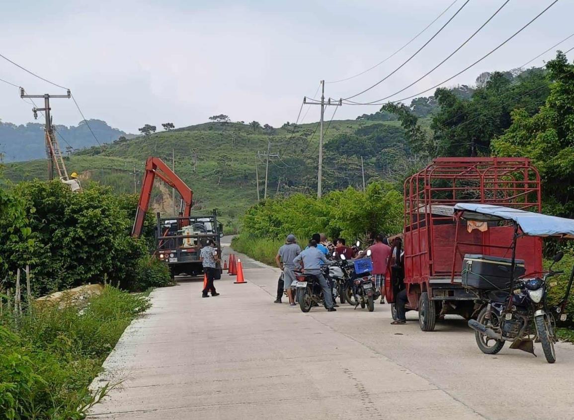 En Moloacán, bloquean carretera Nanchital-Las Choapas y retienen unidad de CFE por falta de luz