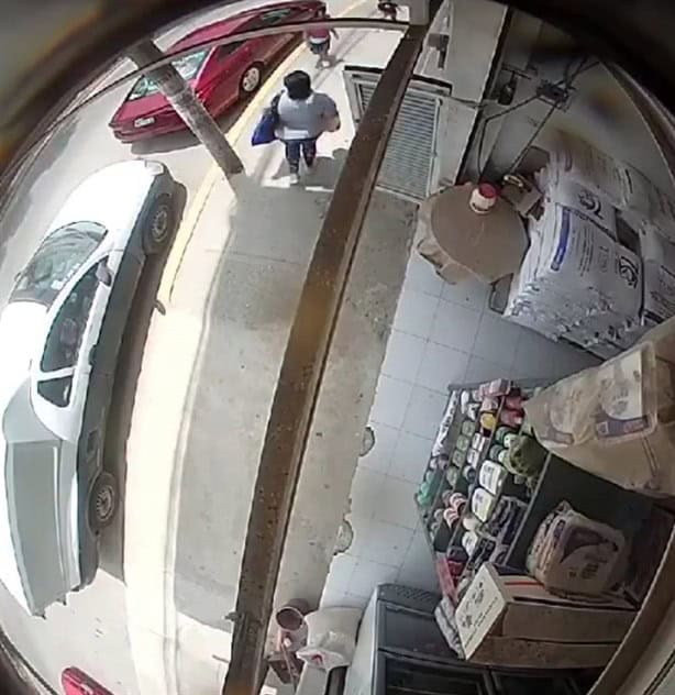 Video expone a una madre enseñando a robar a su hija en tienda de Xalapa (+VIDEO)