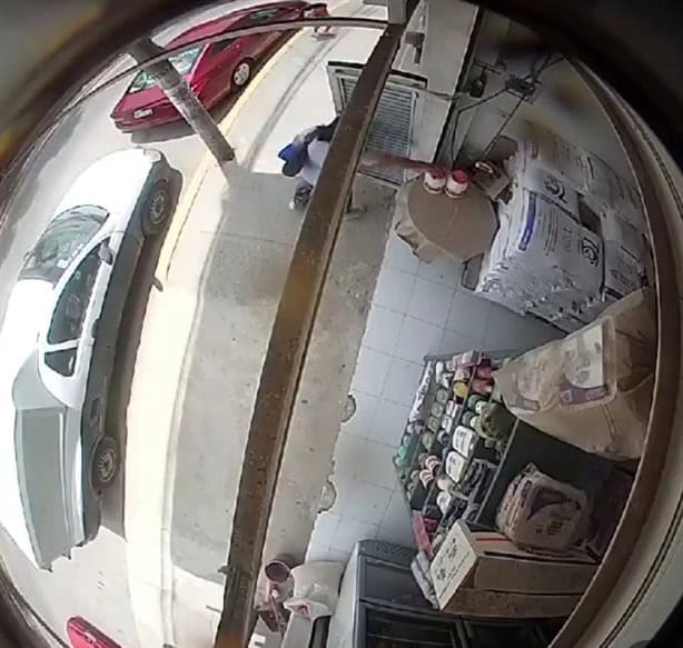 Video expone a una madre enseñando a robar a su hija en tienda de Xalapa (+VIDEO)