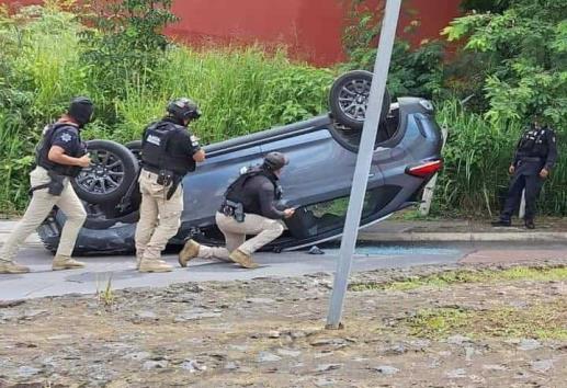 Camioneta vuelca en Xalapa, frente a plaza en bulevar Europa