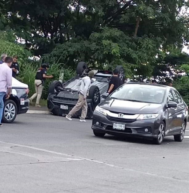 Camioneta vuelca en Xalapa, frente a plaza en bulevar Europa