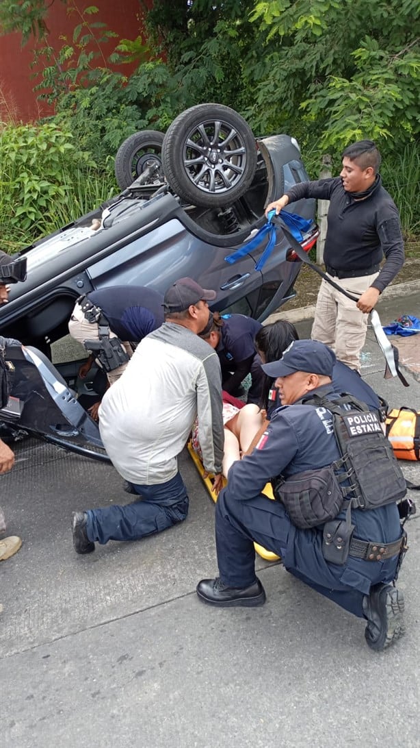 Camioneta vuelca en Xalapa, frente a plaza en bulevar Europa