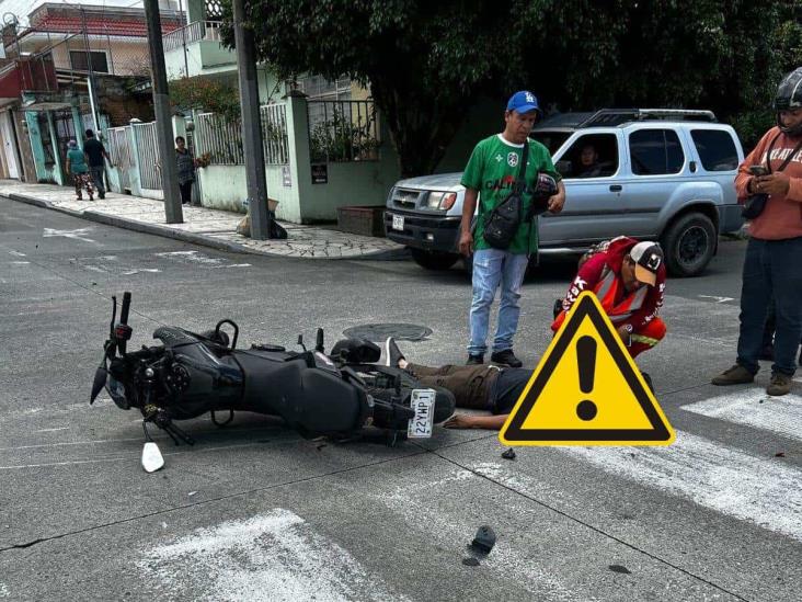 Motociclista termina lesionado tras chocar con camioneta en Orizaba