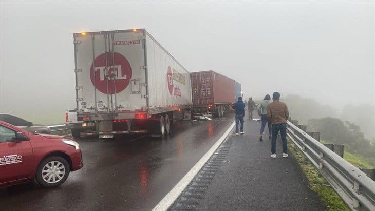 Tras accidente en autopista Puebla-Orizaba, saquean tráileres