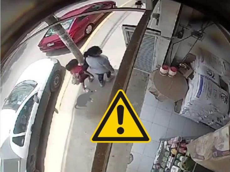 Video expone a una madre enseñando a robar a su hija en tienda de Xalapa (+VIDEO)