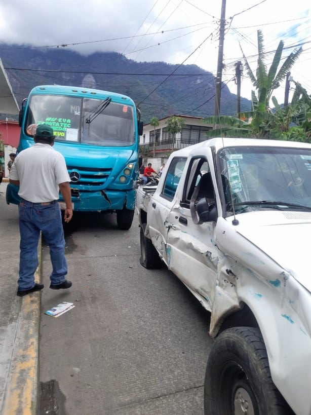 Autobús impacta y arrastra a camioneta en la colonia Modelo de Río Blanco