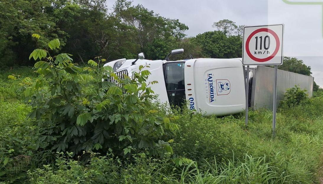 Volcadura de camión cargado con piña en autopista Cosoleacaque-Acayucan 