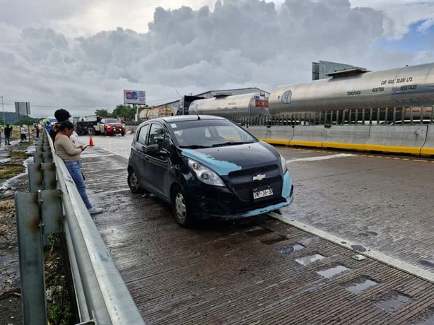 Accidente en cadena en la Autopista Orizaba-Córdoba deja tres vehículos dañados