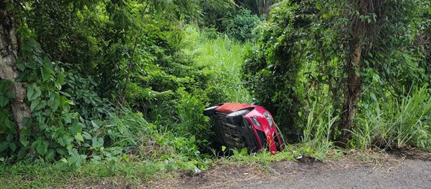 Tras volcadura en carretera Martínez-Misantla, abandonan vehículo