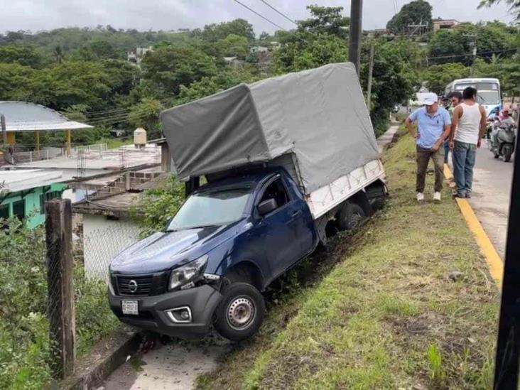 Camioneta se sale de la carretera Misantla-Xalapa; casi cae en un patio