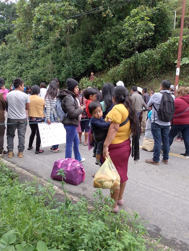 CFE omite reparar postes en Tequila tras un año de quejas; bloquean carretera