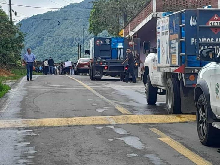 CFE omite reparar postes en Tequila tras un año de quejas; bloquean carretera