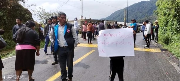 CFE omite reparar postes en Tequila tras un año de quejas; bloquean carretera