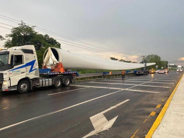 Transporte de aspa eólica, cierra carretera Transistmica entre Sayula y Acayucan