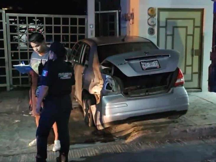 Martínez de la Torre: Auto casi termina dentro de una casa tras chocar con motociclista