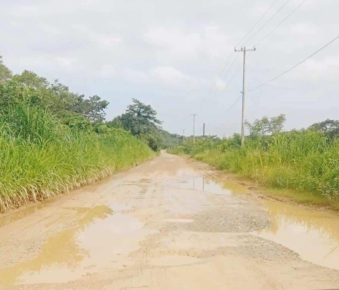 Lodo impide paso de vehículos en la entrada de Medias Aguas