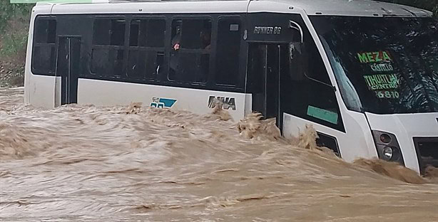 Pasajeros arriesgan todo para escapar de autobús atrapado en arroyo del norte de Veracruz